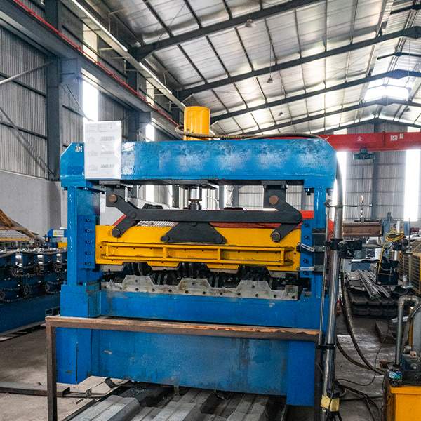 Mesin rollforming bondek JLSteel di pabrik Star Jaya Lestari Jakarta Utara